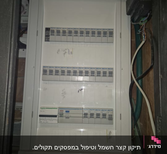 לוח חשמל עם מפסקים וחוטים חשמליים